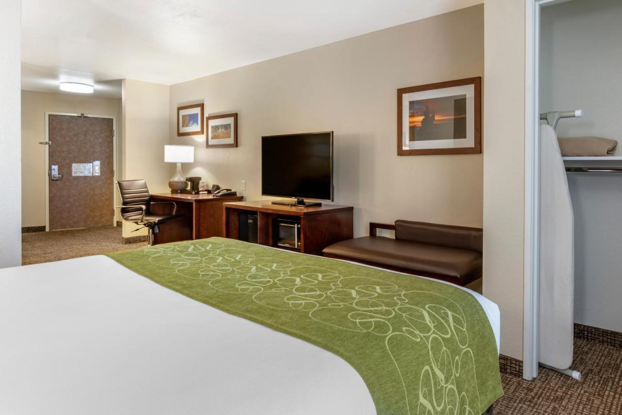 Comfort Suites Фернли Экстерьер фото