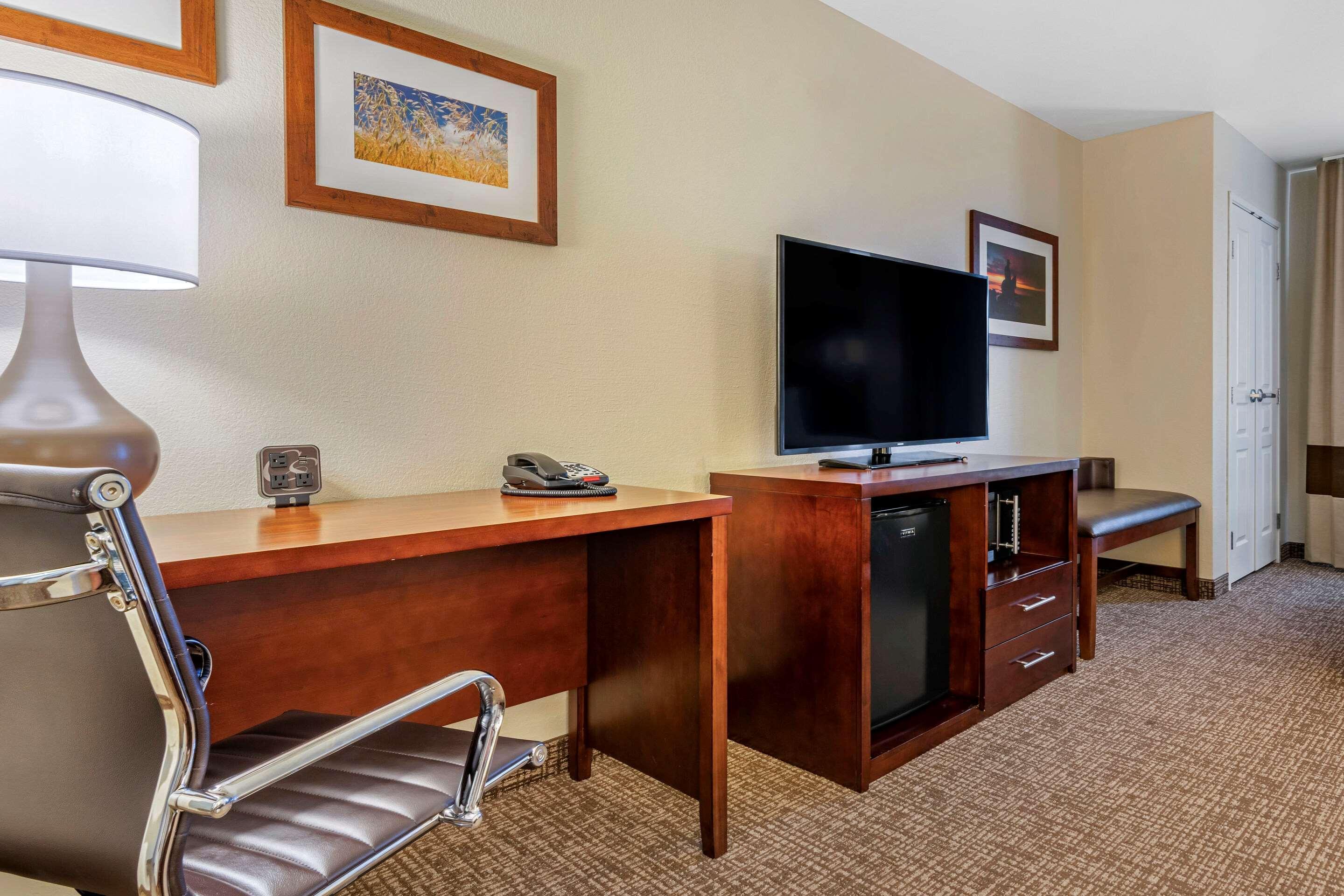 Comfort Suites Фернли Экстерьер фото