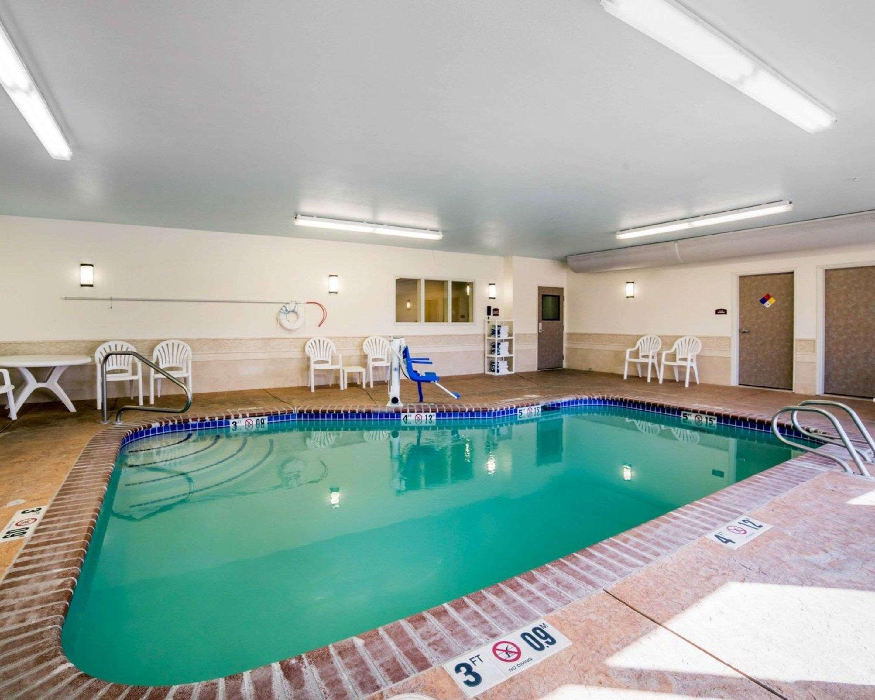 Comfort Suites Фернли Экстерьер фото