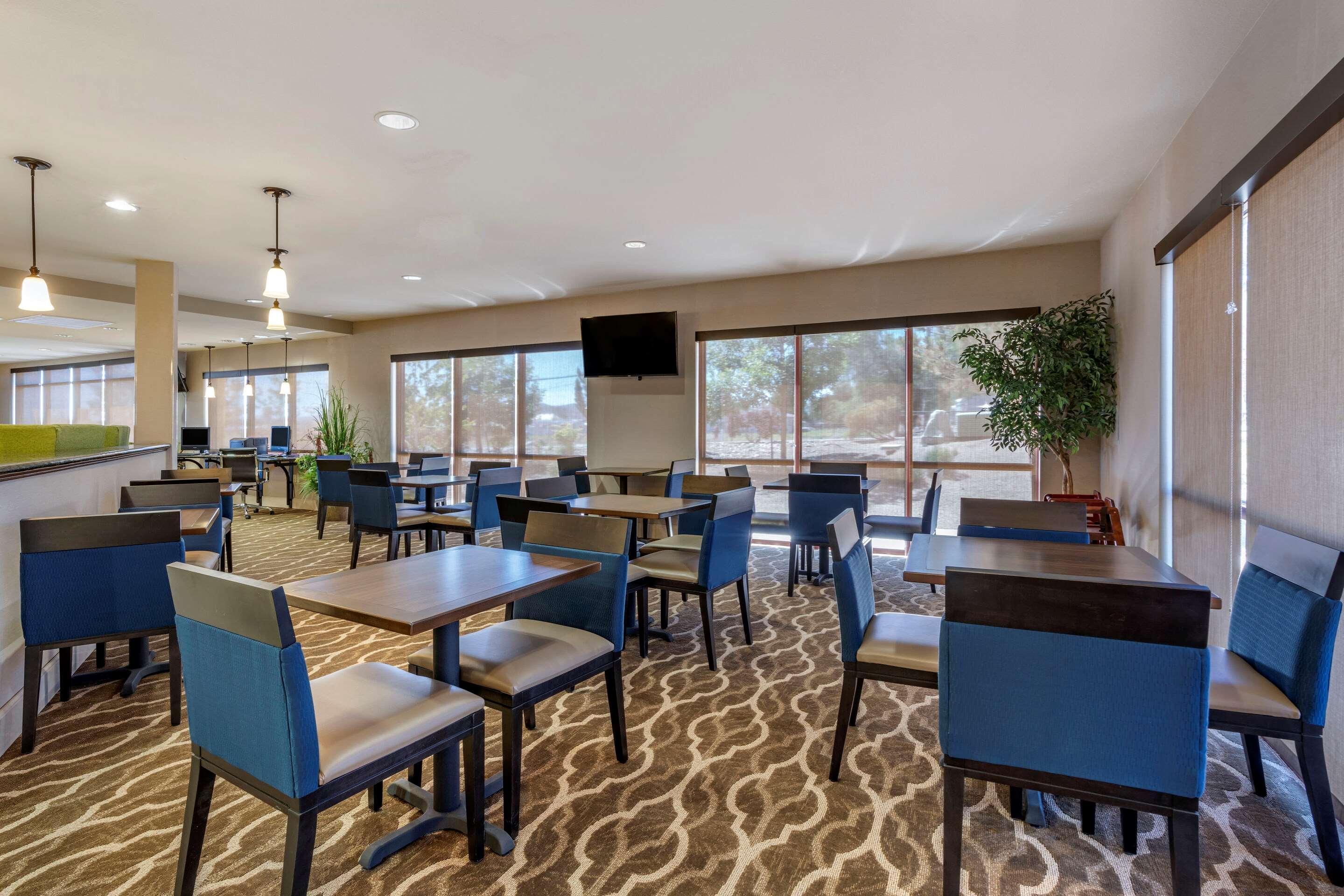 Comfort Suites Фернли Экстерьер фото