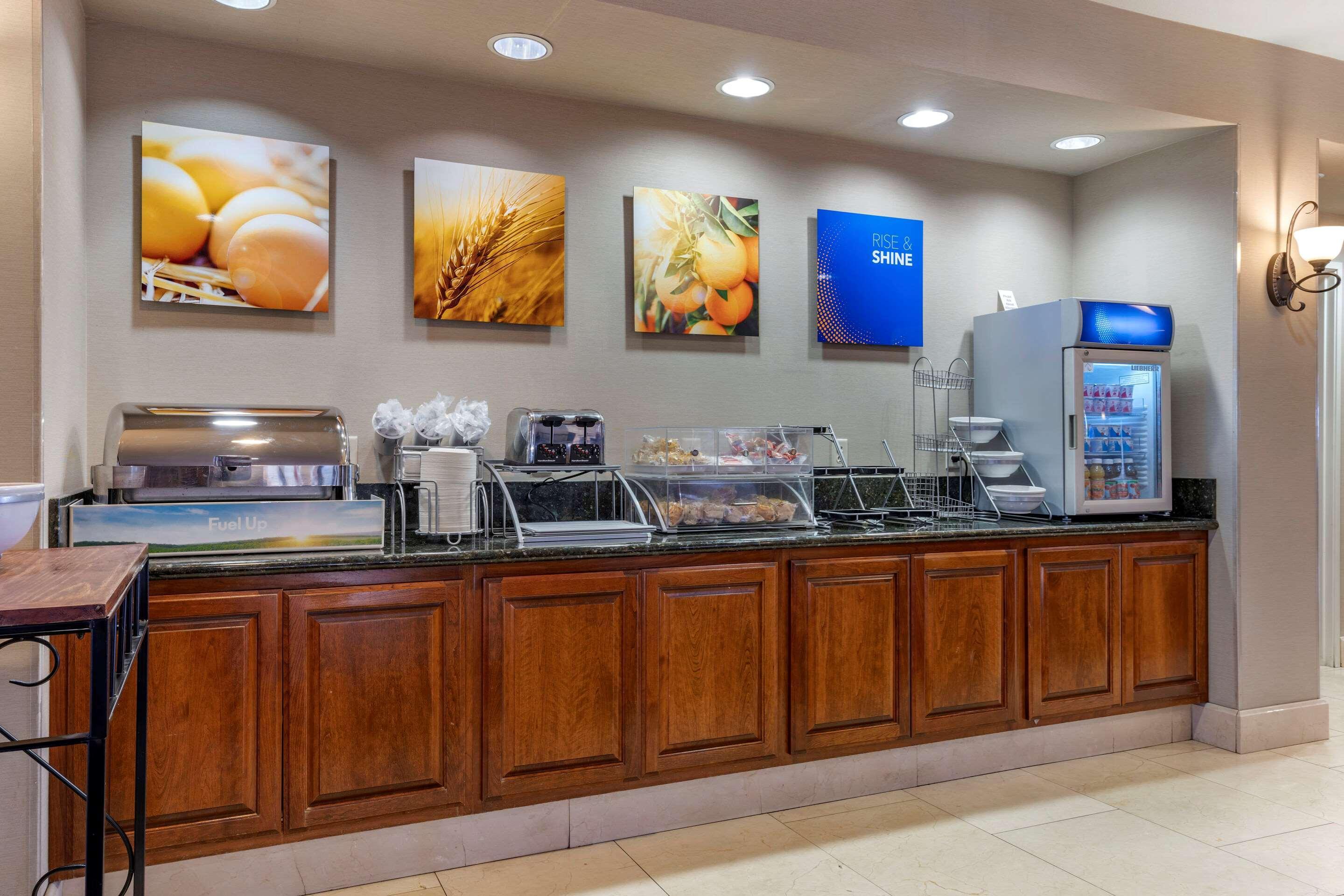 Comfort Suites Фернли Экстерьер фото