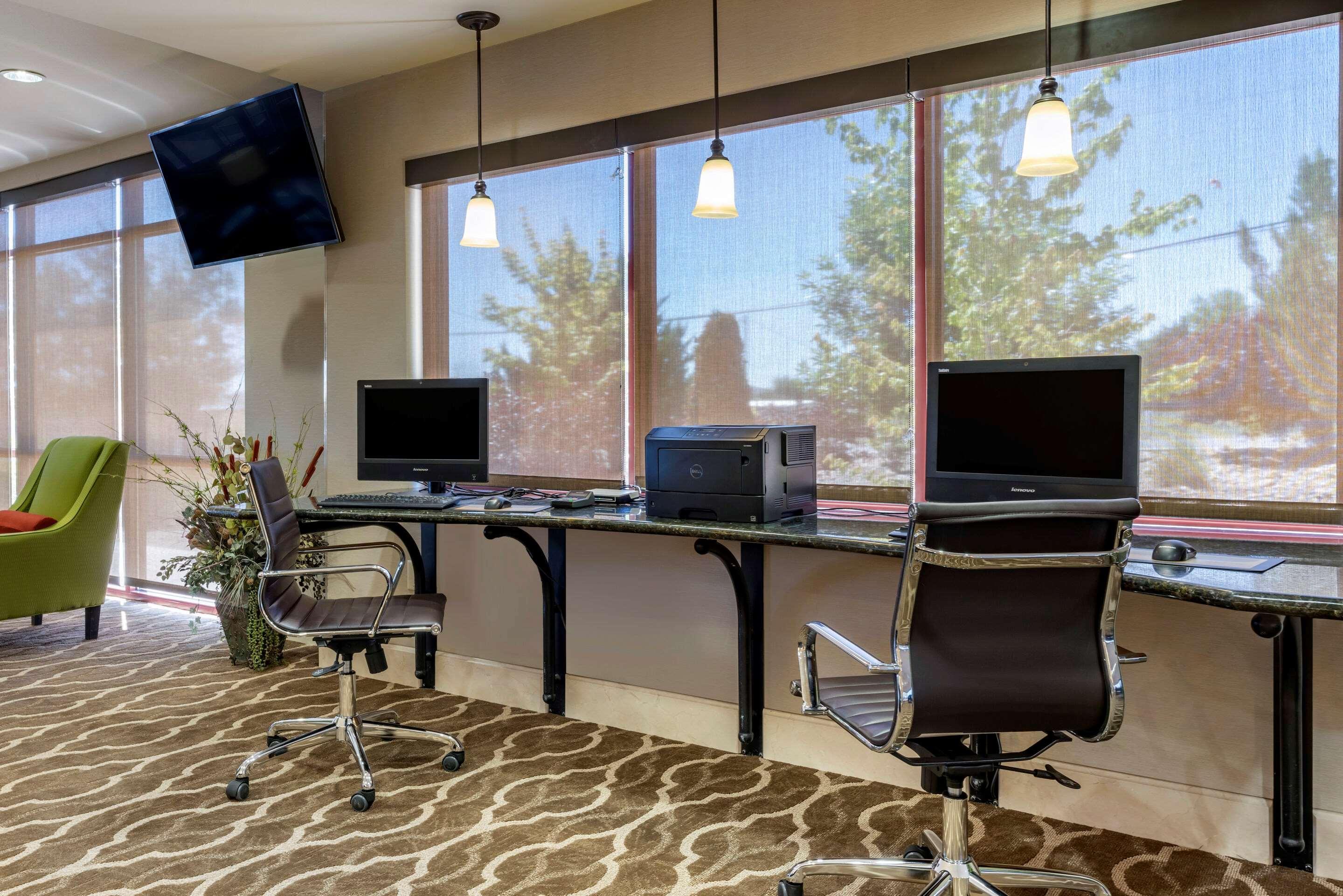 Comfort Suites Фернли Экстерьер фото